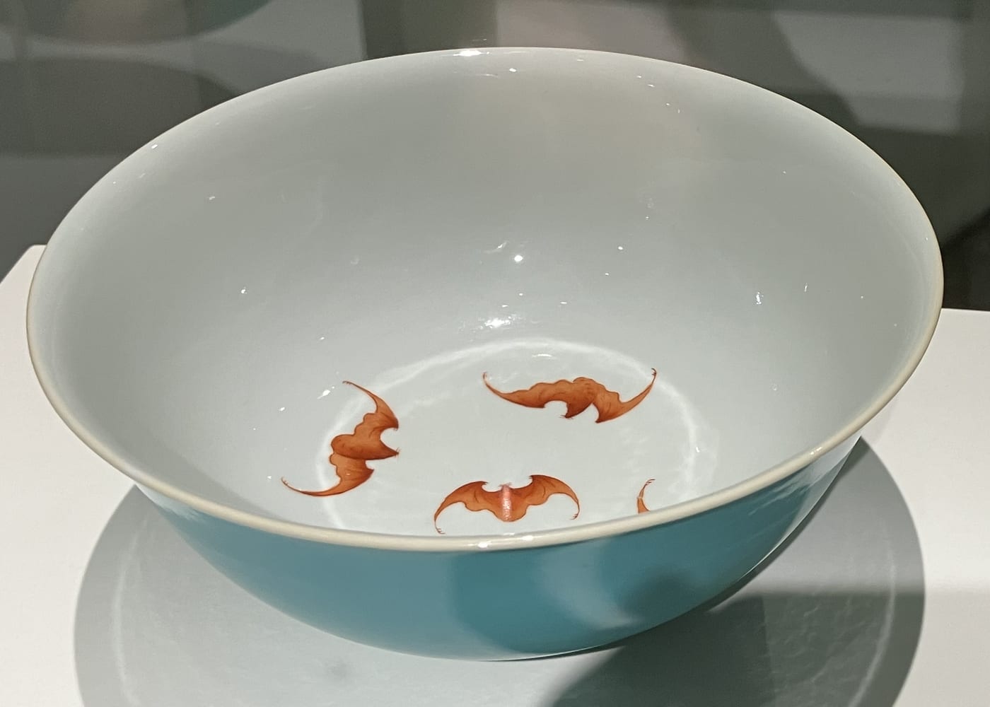 Qing dynasty porcelain bowl with five bats (Wufu) design around a central longevity character, Qianlong period 1736–1795, Jingdezhen kilns, Collection Zhuyuetang.