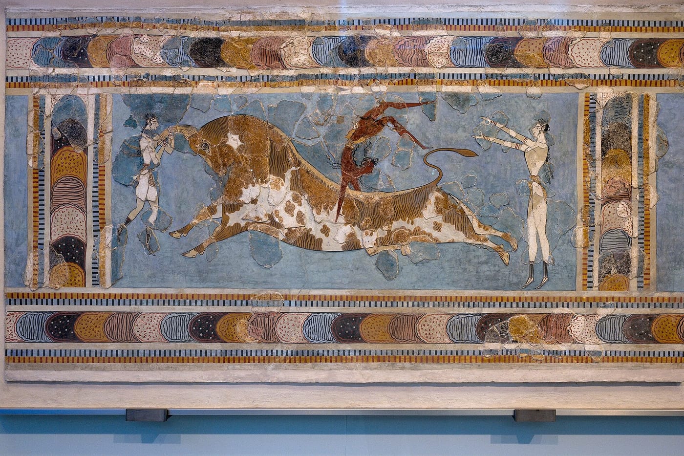 The Bull-Leaping Fresco from the Palace of Knossos, Crete, c. 1450 BCE, restored and displayed at the Heraklion Archaeological Museum, showing an athlete vaulting over a charging bull.
